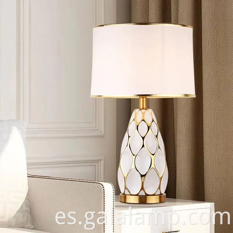 Elegante lámpara de mesa de cerámica para acogedora iluminación de dormitorio